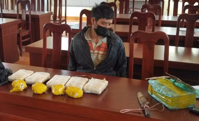 Đối tượng Lò Văn Văn và tang vật. Đối tượng Lò Văn Văn và tang vật.