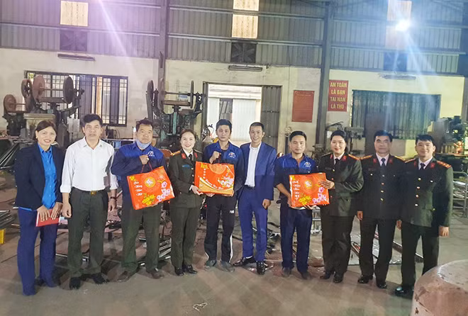 Các đồng chí BCH Công đoàn CAND xuống tận xưởng trao quà cho công nhân viên lao động tại xưởng sản xuất súng của Nhà máy E112 thuộc Công ty Thanh Bình.