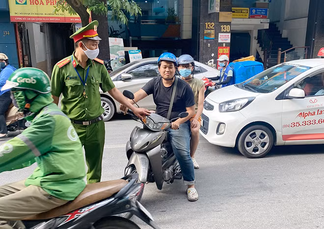 Công an phường Quán Thánh (Ba Đình, Hà Nội) xử phạt nhiều trường hợp không đeo khẩu trang nơi công cộng. Công an phường Quán Thánh (Ba Đình, Hà Nội) xử phạt nhiều trường hợp không đeo khẩu trang nơi công cộng.