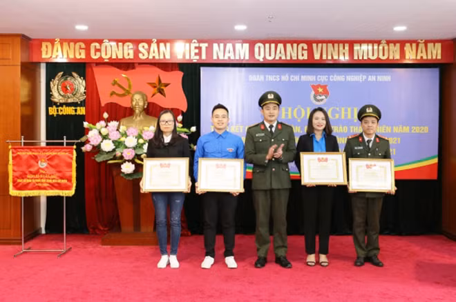 Các tập thể, cá nhân có thành tích xuất sắc được nhận tặng Bằng khen của Trung ương Đoàn và Đoàn Thanh niên Bộ Công an.