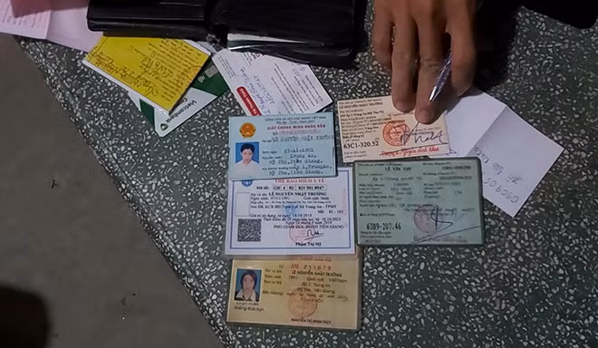 Giấy tờ người thanh niên để lại. Giấy tờ người thanh niên để lại.