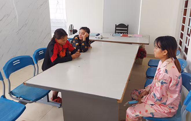 3 phụ nữ mang thai tự nguyện qua bên kia biên giới.