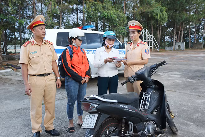 Phòng CSGT Công an Đắk Nông trao trả xe mất trộm cho người dân.