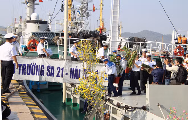 Chuyển mùa xuân xuống tàu đi DK1. Chuyển mùa xuân xuống tàu đi DK1.