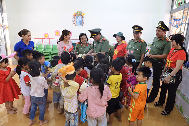 Đoàn công tác tặng quà cho các cháu học sinh Trường Mầm non Hướng Dương, xã Đắk Som.