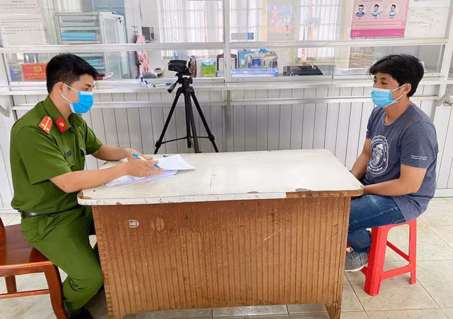Đối tượng Vũ Nhật Tân tại cơ quan điều tra Công an TP Long Khánh. Đối tượng Vũ Nhật Tân tại cơ quan điều tra Công an TP Long Khánh.