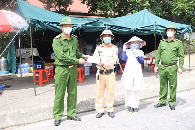 Lãnh đạo Công an TP Vinh thăm, động viên tinh thần tại các điểm chốt. Lãnh đạo Công an TP Vinh thăm, động viên tinh thần tại các điểm chốt.
