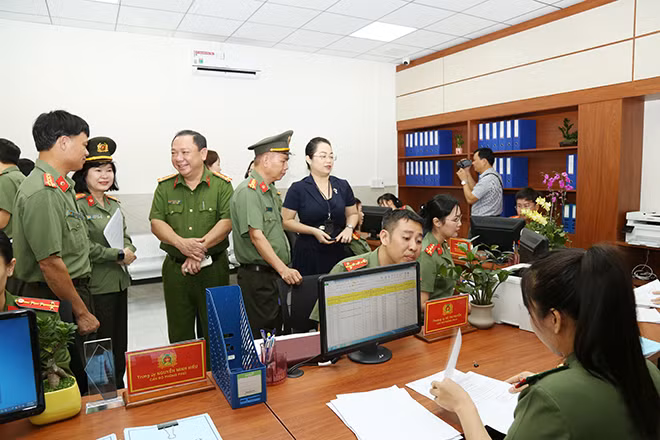 Các đại biểu tham quan bộ phận 1 cửa.