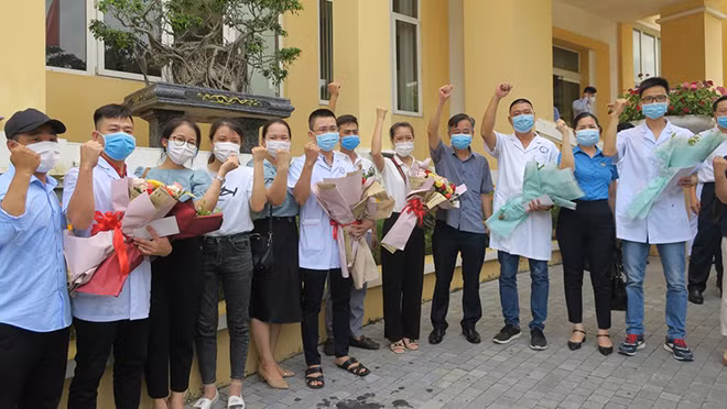 Đoàn công tác thể hiện sự quyết tâm hoàn thành nhiệm vụ.
