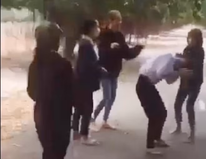 Em Tr. bị đánh hội đồng khá tàn bạo (hình ảnh cắt từ clip).