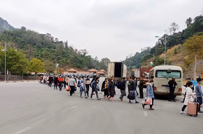 Cán bộ Phòng Quản lý Xuất nhập cảnh tiếp nhận công dân Việt Nam bị trao trả về nước và đưa tới khu cách ly tập trung.