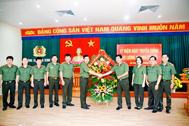 Thiếu tướng Vũ Thanh Chương, Giám đốc Công an TP Hải Phòng tặng hoa chúc mừng cán bộ chiến sĩ Phòng an ninh kinh tế nhân kỉ niệm ngày truyền thống lực lượng An ninh kinh tế.