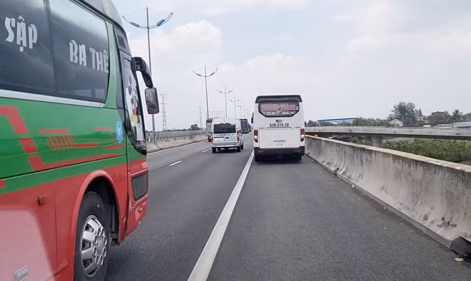 Phương tiện lưu thông trên làn dừng khẩn cấp trên cao tốc TP HCM – Trung Lương.