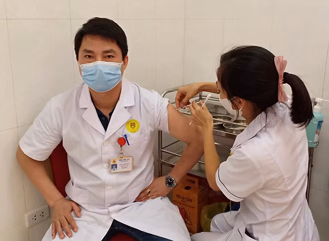 Thượng tá Mạch Thọ Thái, Trưởng Khoa cấp cứu được chính các đồng đội trong tổ tiêm chủng của bệnh viện tiêm vaccine phòng dịch COVID-19.