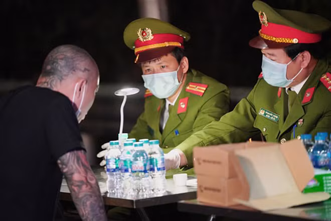 Kiểm tra ma túy được lực lượng CSGT trên các tuyến đường thực hiện thường xuyên.