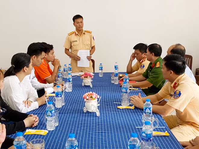 Phòng CSGT Công an tỉnh Long An họp bàn triển khai mô hình “Gắn trách nhiệm chủ kinh doanh nhà hàng, quán ăn với đảm bảo an toàn giao thông”.