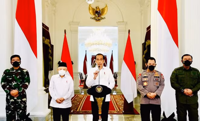 Tổng thống Joko Widodo (giữa), bên cạnh Phó Tổng thống Ma’ruf Amin và các quan chức tình báo, quân sự hàng đầu, phát biểu trên truyền hình tại Cung điện Merdeka ở Jakarta hôm 26-4. Ảnh: Baaca