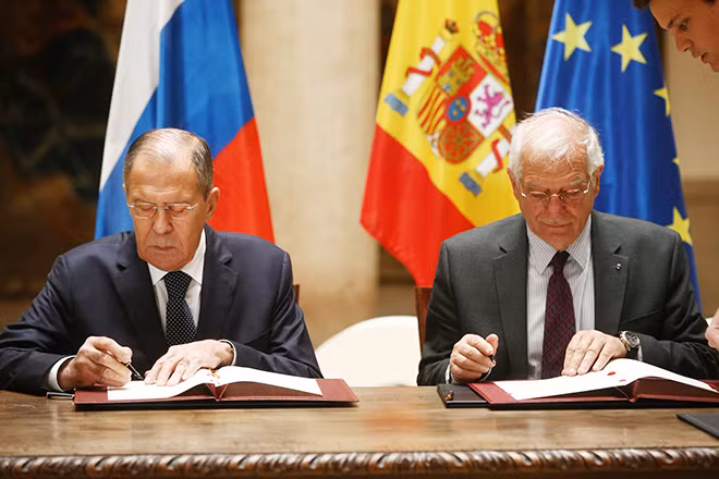 Ngoại trưởng Sergei Lavrov (trái) và Cao ủy phụ trách an ninh và đối ngoại EU Joseph Borrell.