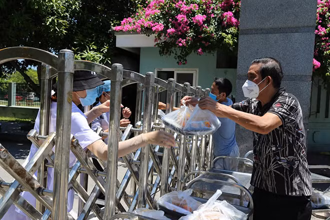 Ông Nguyễn Minh Hồng, chủ nhà hàng trực tiếp nấu cơm và phát miễn phí tại các địa điểm làm nhiệm vụ phòng, chống COVID-19. Ông Nguyễn Minh Hồng, chủ nhà hàng trực tiếp nấu cơm và phát miễn phí tại các địa điểm làm nhiệm vụ phòng, chống COVID-19.