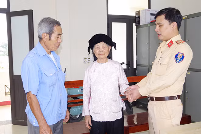 CSGT giúp đỡ cụ Nhỏi tìm được người thân