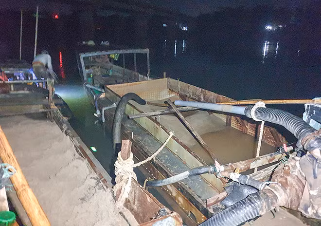 Thuyền khai thác cát bị bắt quả tang.