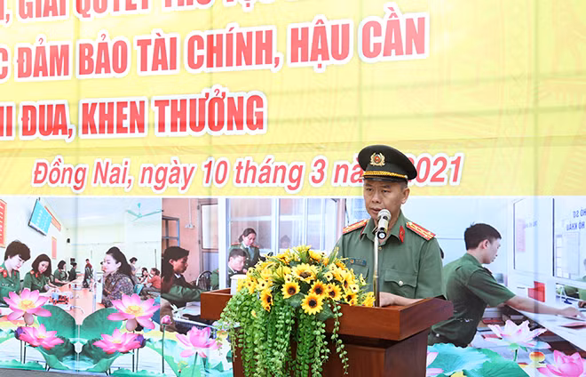 Đại tá Trần Tiến Đạt, Phó Giám đốc Công an tỉnh phát biểu tại buổi lễ.