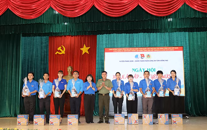Đại tá Đại tá Lưu Văn Hộ, Ủy viên BCH Đảng ủy Công an tỉnh, Trưởng phòng Công tác Đảng và công tác chính trị Công an tỉnh Đồng Nai trao quà cho cán bộ Đoàn có hoàn cảnh khó khăn và gia đình chính sách.
