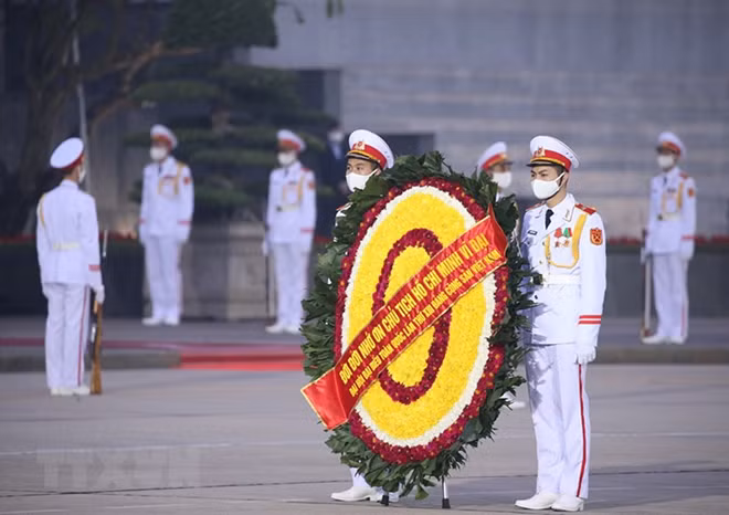 Lực lượng Bộ Tư lệnh Bảo vệ Lăng Chủ tịch Hồ Chí Minh tổng duyệt nội dung đặt vòng hoa viếng Chủ tịch Hồ Chí Minh. (Ảnh: Dương Giang/TTXVN) Lực lượng Bộ Tư lệnh Bảo vệ Lăng Chủ tịch Hồ Chí Minh tổng duyệt nội dung đặt vòng hoa viếng Chủ tịch Hồ Chí Minh. (Ảnh: Dương Giang/TTXVN)