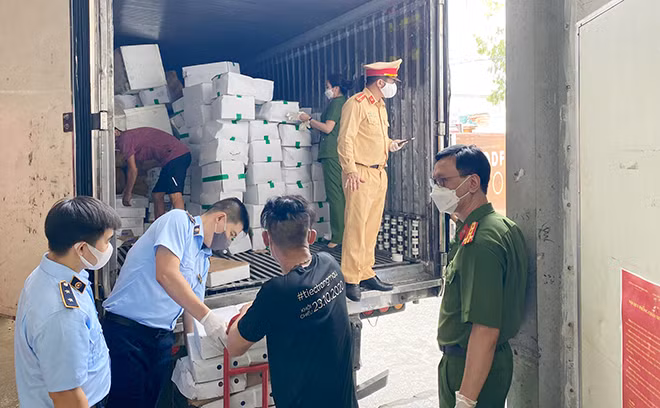 Tổ công tác Cục Cảnh sát môi trường phối hợp cùng lực lượng chức năng kiểm đếm số hàng hóa bị thu giữ.