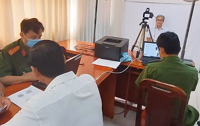 Tổ công tác thu thập thông tin để cấp căn cước công dân.