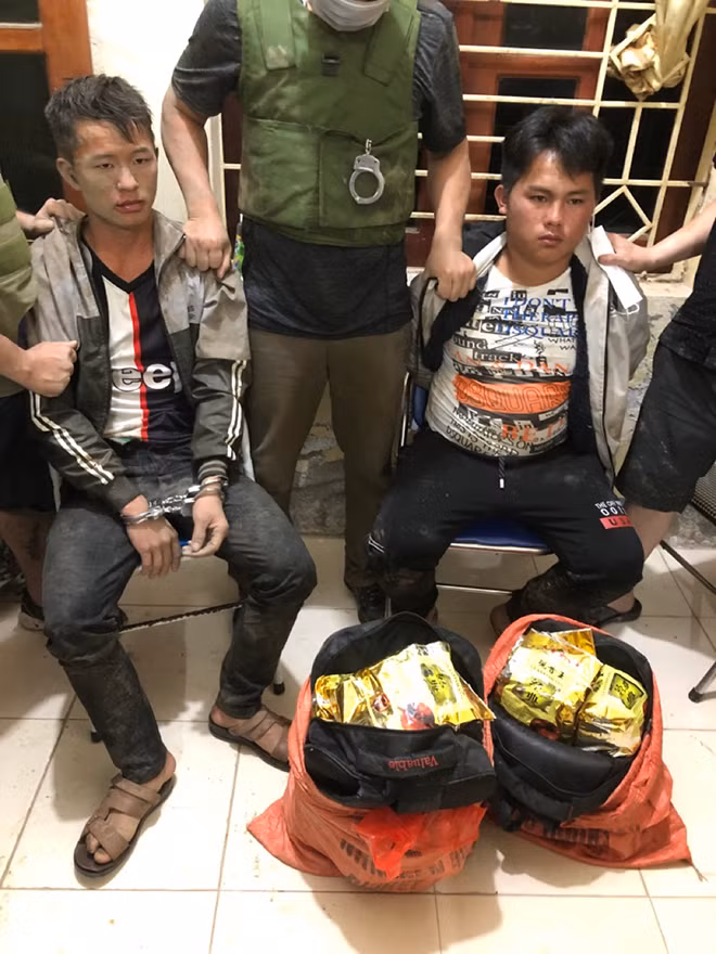 Hai đối tượng Và A Thào và Ly A Xà bị các trinh sát bắt giữ cùng tang vật 21kg ma túy đá và 8 bánh heroin.