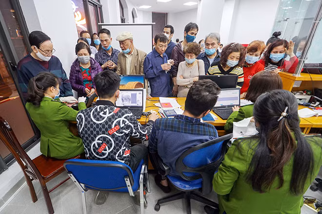 Mỗi ngày có hàng trăm người dân tới trụ sở công an các phường và Công an quận Hoàn Kiếm làm thủ tục cấp căn cước công dân gắn chíp điện tử.