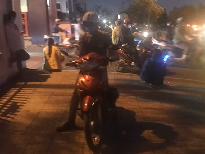 Sau giờ tăng ca cuối năm, công nhân hối hả trở về phòng trọ.