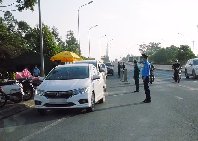 Dừng phương tiện kiểm tra thân nhiệt, khai báo y tế ở cầu Vĩnh Thịnh.