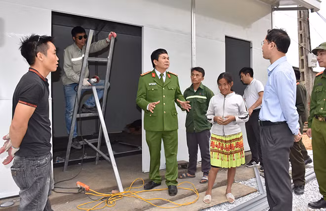 Đại tá Nguyễn Quang Huy, Phó Giám đốc Công an tỉnh đôn đốc, chỉ đạo các đơn vị đẩy nhanh tiến độ thi công nhà mẫu tại xã Trung Lý.