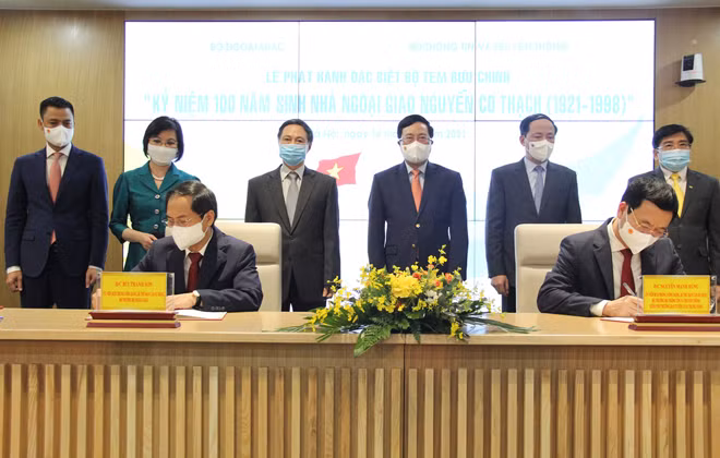 Bộ trưởng Bộ TT&TT Nguyễn Mạnh Hùng và Bộ trưởng Bộ Ngoại giao Bùi Thanh Sơn ký phát hành bộ tem dưới sự chứng kiến của Phó Thủ tướng Phạm Bình Minh.