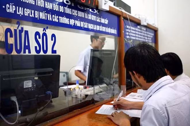 Nhiều người dân vẫn chọn cách đến tận nơi để làm thủ tục cấp đổi Giấy phép lái xe.