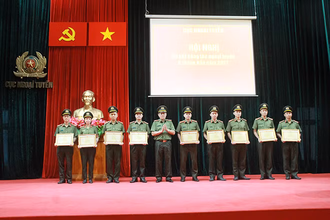 Thay mặt lãnh đạo Bộ Công an, Thiếu tướng Đoàn Hùng Sơn, Cục trưởng Cục Ngoại tuyến tặng Bằng khen của Bộ trưởng Bộ Công an cho các tập thể và cá nhân .