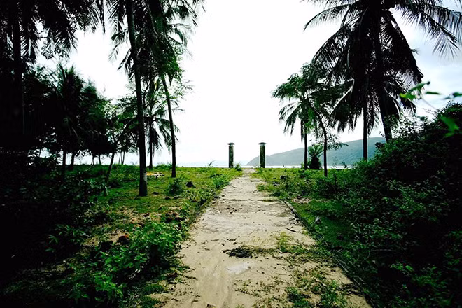 Rêu phong kín lối vào làng cũ.
