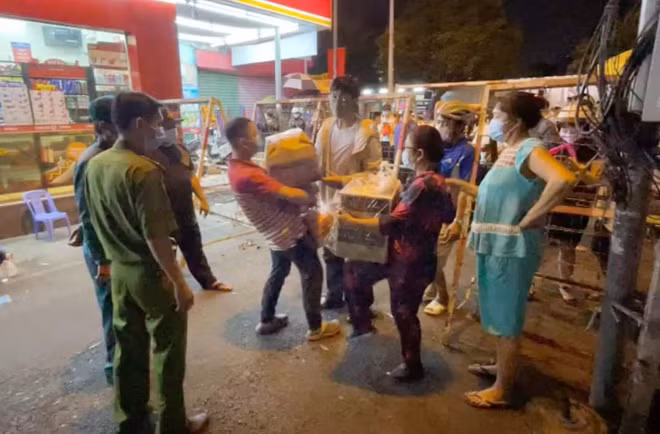 Bà con khu Mả Lạng nhận quà tết từ bên ngoài gửi vào. Bà con khu Mả Lạng nhận quà tết từ bên ngoài gửi vào.
