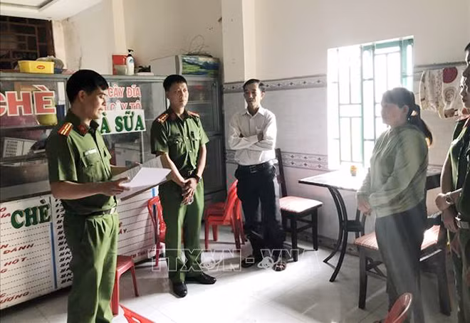 Tống đạt quyết định bắt và khám xét nơi ở trong trường hợp khẩn cấp đối với Trần Thị Yến Chi để điều tra về hành vi lừa đảo chiếm đoạt tài sản.