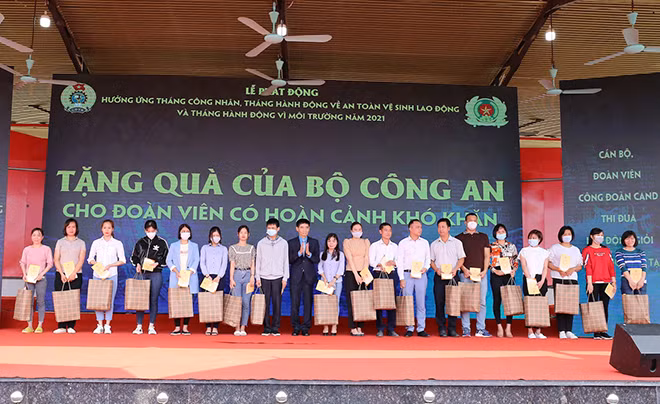 Đồng chí Trần Văn Thuật tặng quà của Bộ Công an cho các đoàn viên có hoàn cảnh khó khăn.