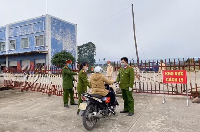 Công an TP Móng Cái kiểm soát chặt chẽ người nhập cảnh từ Trung Quốc về tại nơi cách ly tập trung. Công an TP Móng Cái kiểm soát chặt chẽ người nhập cảnh từ Trung Quốc về tại nơi cách ly tập trung.