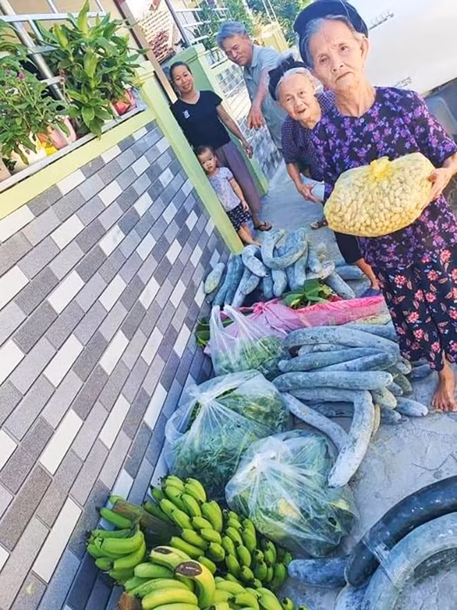 Tấm lòng của các cụ bà ngoài 90 tuổi ở huyện Nam Đàn gửi về “tâm dịch” TP Vinh Tấm lòng của các cụ bà ngoài 90 tuổi ở huyện Nam Đàn gửi về “tâm dịch” TP Vinh