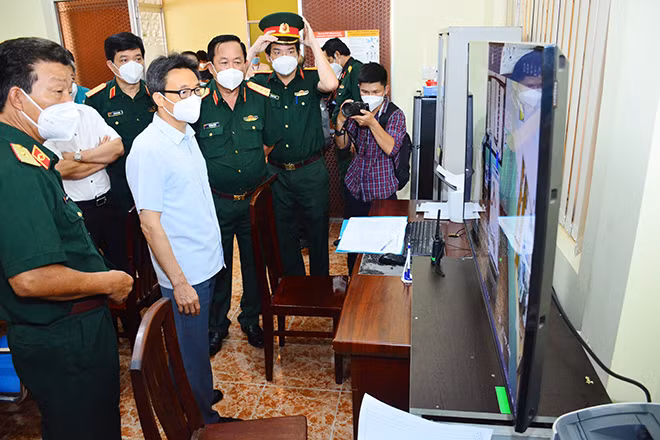 Phó thủ tướng Vũ Đức Đam cùng đoàn công tác theo dõi quy trình khu điều trị bệnh nhân COVID-19 tại Bệnh viện Quân y 175.