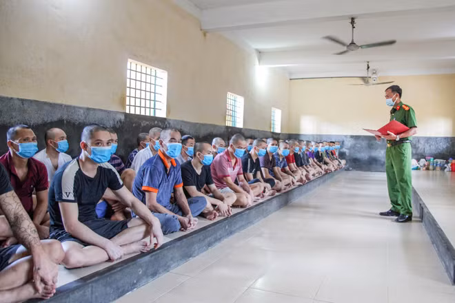 Cán bộ Trại tạm giam Công an tỉnh tuyên truyền, phổ biến quyền bầu cử cho người bị tạm giữ, tạm giam.