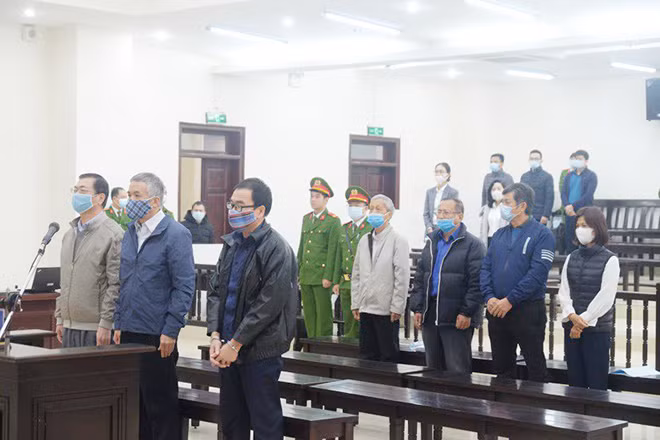 Bị cáo Vũ Huy Hoàng (hàng đầu, bên trái) và đồng phạm.