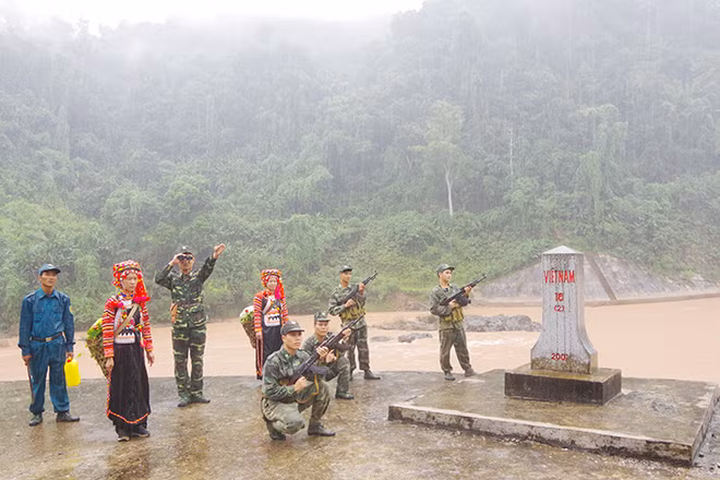 Người Hà Nhì ở Mường Tè, Lai Châu tham gia bảo vệ biên giới.