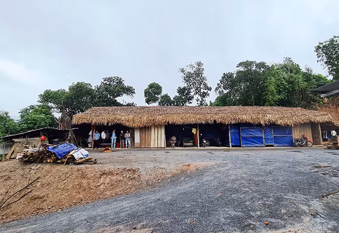 Do sạt lở nên nhiều hộ dân tại Quảng Bình phải ở chung trong những căn nhà tạm để chờ bố trí tái định cư.