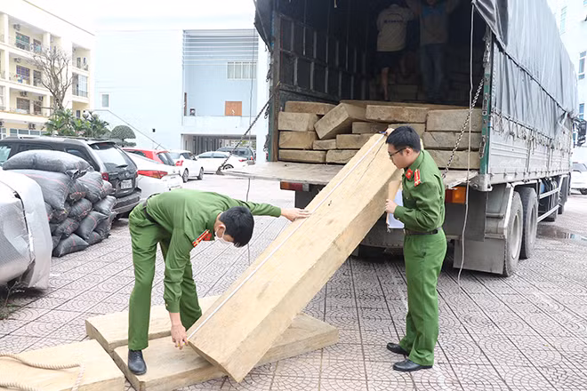 Cơ quan Công an kiểm tra tang vật thu giữ. Cơ quan Công an kiểm tra tang vật thu giữ.